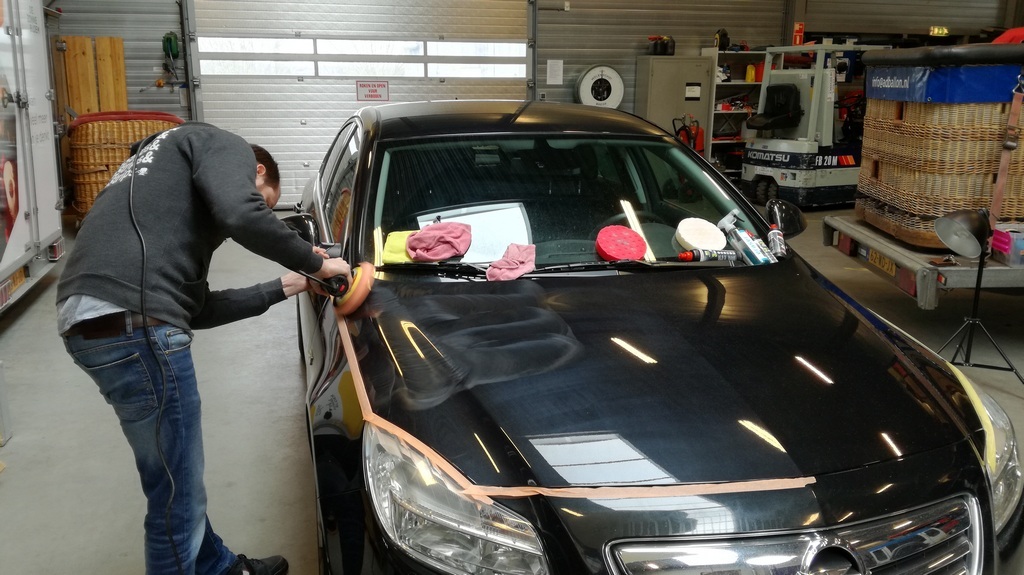 Opel Insignia tijdens workshop auto polijsten als een expert