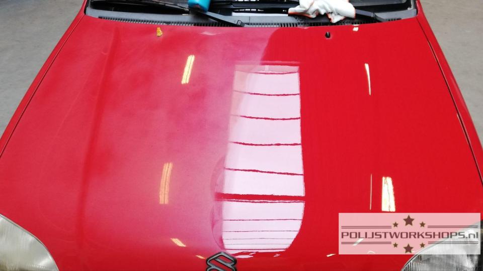 Rode verkleurde motorkap half gepolijst naar hoogglans